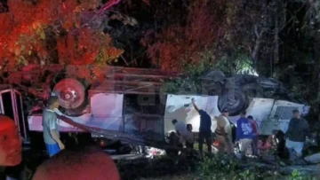 Vuelco de autobús deja varios heridos en la Autovía de Samaná durante Jueves Santo  Samaná. – Al menos diez personas resultaron heridas tras el vuelco de un autobús la tarde de este jueves en la Autovía de Samaná, en un accidente que involucró también a una jeepeta, según reportes preliminares.  El hecho ocurrió en las proximidades del tercer peaje de esta importante vía, en momentos en que se incrementa el flujo vehicular por el desplazamiento de personas hacia el interior del país durante el asueto de Semana Santa.  Hasta el momento no se han reportado víctimas mortales, mientras que las identidades de los lesionados no han sido ofrecidas por las autoridades.  Al lugar acudieron varias ambulancias del Sistema Nacional de Atención a Emergencias y Seguridad 9-1-1, cuyos equipos brindaron asistencia a los heridos y coordinaron las labores de atención y traslado, además de regular el tránsito en la zona.  Las autoridades mantienen abiertas las investigaciones para determinar las causas del accidente, mientras se espera información oficial sobre el estado de salud de los afectados.  El incidente se produce en un contexto de alta movilidad en las carreteras, lo que refuerza los llamados a la precaución y al cumplimiento de las normas de tránsito durante la Semana Santa.  Tags: Autovía de Samaná, accidente de tránsito, autobús, heridos, Semana Santa, 911, tránsito RD, seguridad vial, República Dominicana