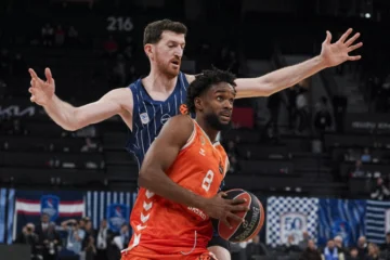 El dominicano Montero impulsa a un Valencia coral para superar al Breogán