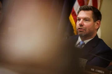 Mujeres denuncian por agresión sexual a congresista y aspirante a gobernador de California