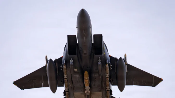 Tripulantes de dos aviones de EEUU abatidos por Irán son buscados por ambos bandos