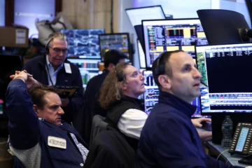 Wall Street cierra dispar a la espera de conversaciones de paz entre EEUU e Irán
