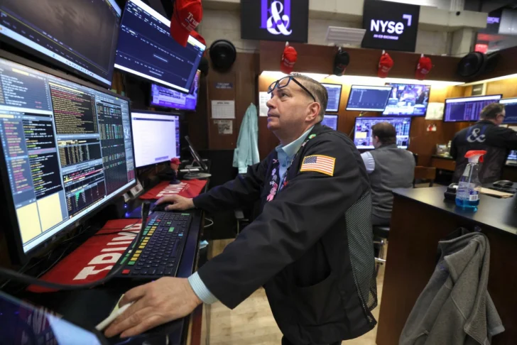 Wall Street cierra en verde por la reapertura del Estrecho de Ormuz