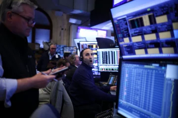 Wall Street cierra mixto, pero con récords en una semana dominada por la guerra en Irán