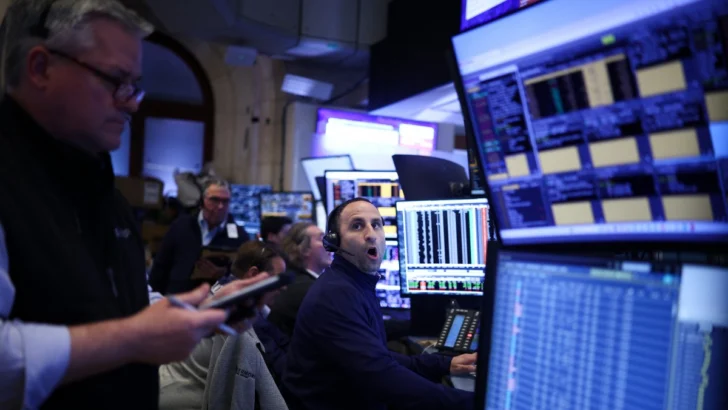Wall Street cierra mixto, pero con récords en una semana dominada por la guerra en Irán