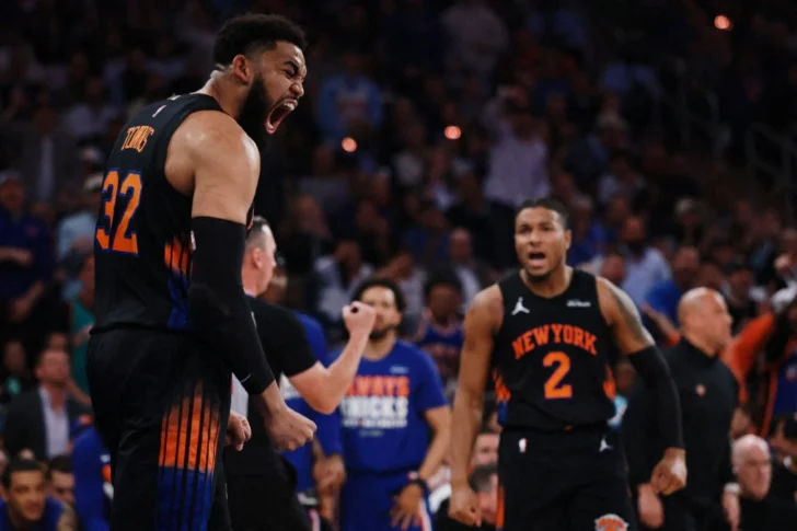  NUEVA YORK, NUEVA YORK - 28 DE ABRIL: Karl-Anthony Towns #32 de los New York Knicks reacciona durante la primera mitad del quinto partido de la primera ronda de los playoffs de la Conferencia Este de la NBA contra los Atlanta Hawks en el Madison Square Garden el 28 de abril de 2026 en la ciudad de Nueva York. (Photo by Sarah Stier / GETTY IMAGES NORTH AMERICA / Getty Images via AFP)