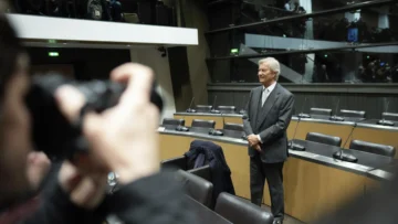 Francia: Bolloré responde a los 170 escritores que abandonaron su editorial