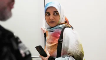 Iraní condenada por apología de terrorismo en Francia regresa a su país