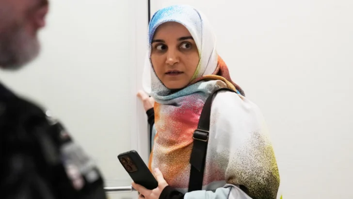 Iraní condenada por apología de terrorismo en Francia regresa a su país