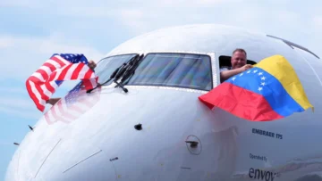 El primer vuelo comercial entre EE. UU. y Venezuela desde 2019 aterriza en Caracas