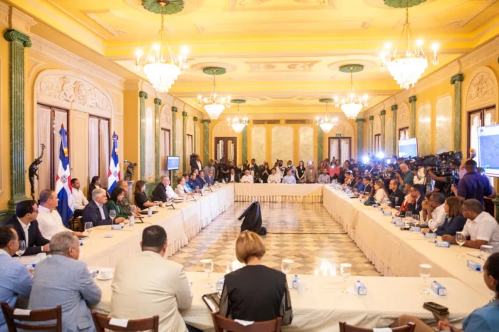 Abinader afirma prioridad del Gobierno es salvar vidas ante lluvias y llama a evitar zonas de riesgo