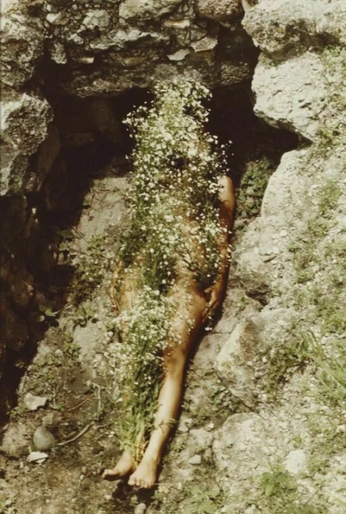 Ana-Mendieta-Imagen-de-Yagul-1973--490x728