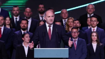 Bulgaria vota en elecciones anticipadas con un expresidente como favorito