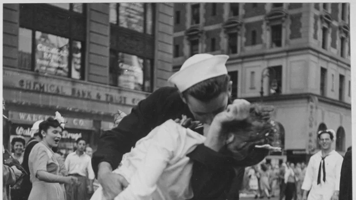 Besos históricos que marcaron momentos importantes en el mundo; el último ha impactado la historia dominicana Besos históricos que marcaron momentos importantes en el mundo; el último ha impactado la historia dominicana