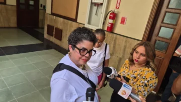 Impiden entrada al tribunal del Palacio de Justicia a viuda del diseñador Martín Polanco por llevar camiseta con su imagen