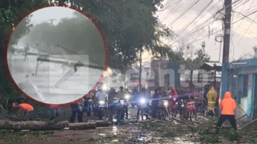 Fuertes lluvias derriban tendido eléctrico y carretera de Angelina en Cotuí queda incomunicada