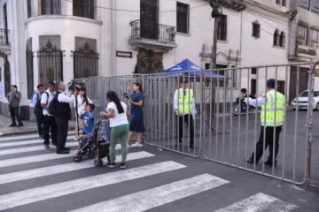 Agentes y fiscales ingresan al ente electoral de Perú por incidentes que dejaron sin votar a 63 mil personas Agentes y fiscales ingresan al ente electoral de Perú por incidentes que dejaron sin votar a 63 mil personas