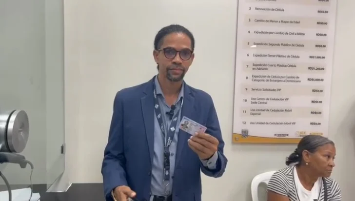 Tras 500 turnos, Máximo Laureano obtuvo su nueva cédula de identidad y electoral. Sin privilegios, como un ciudadano. Tras 500 turnos, Máximo Laureano obtuvo su nueva cédula de identidad y electoral. Sin privilegios, como un ciudadano.