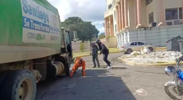 Muere conductor de camión recolector tras ser apuñalado por motoristas en Santiago