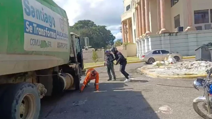 Muere conductor de camión recolector tras ser apuñalado por motoristas en Santiago