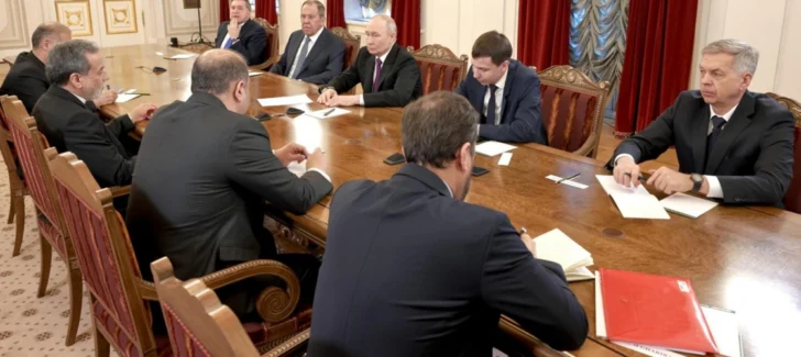 El-presidente-ruso-Vladimir-Putin-y-el-ministro-de-Asuntos-Exteriores-irani-Abas-Araqchi-jpg-728x325