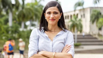 Éléonore Caroit, la franco-dominicana que lleva el Caribe a la voz de Francia