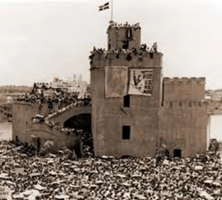 En-la-Plaza-de-la-Revolucion.jpg-728x658