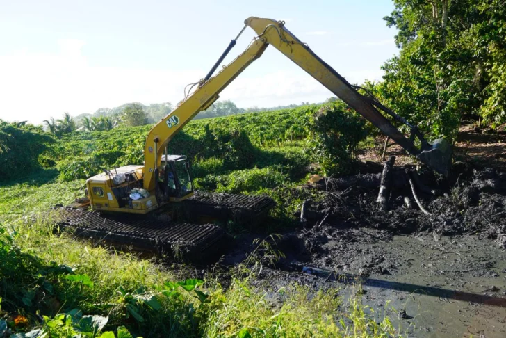 Equipo-anfibio-del-INDRHI-ejecuta-labores-de-limpieza-en-el-cano-Colorado-en-Arenoso-Duarte-728x486
