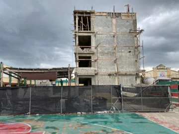 Estudiantes del Centro Cristo Rey buscan cupos por retraso en construcción de aulas