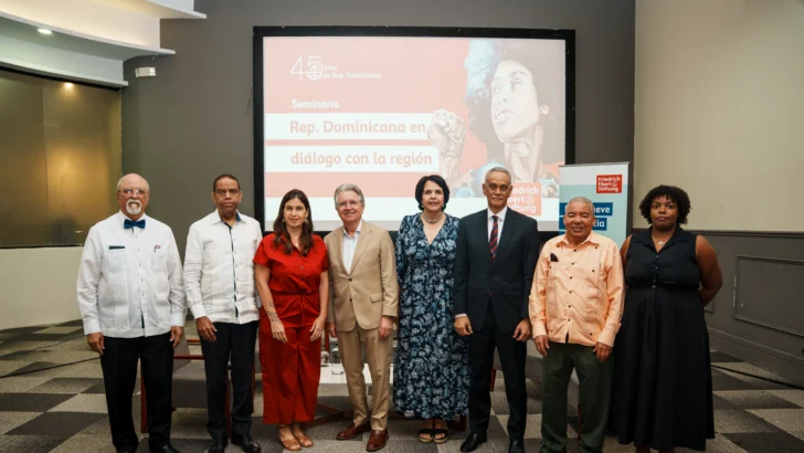 Actores políticos y expertos llaman a profundizar debate geopolítico y de derechos para fortalecer la democracia