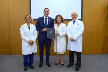 Firman nuevo acuerdo para fortalecer acceso a servicios dermatológicos