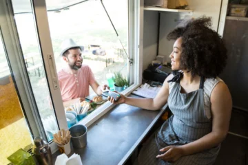 Menos efectivo, más ventas: la brecha de aceptación digital que enfrenta el comercio dominicano