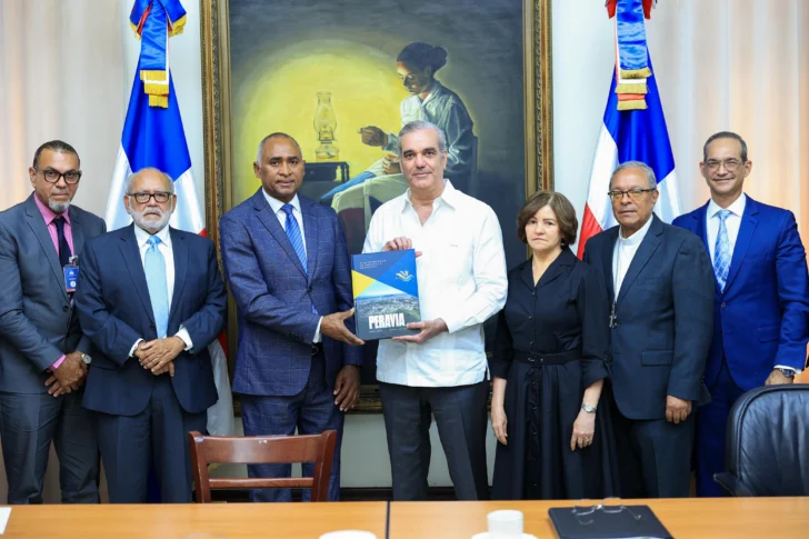 Gobierno se reúne con el senador Julito Fulcar y el Comité Gestor del Plan Estratégico de Peravia 2025-2055