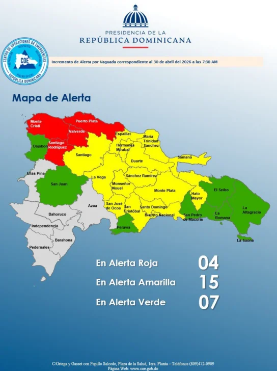 Decenas de vehículos varados en carretera Mella, entre El Seibo y Hato Mayor, por acumulación de agua