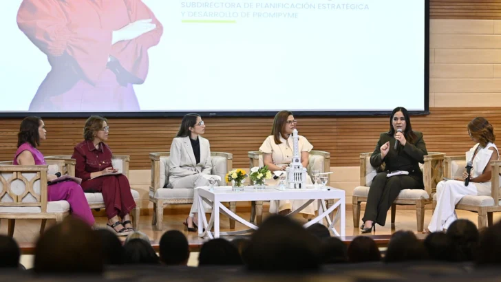 Ministra de la Mujer resalta impacto del crédito femenino en el crecimiento económico