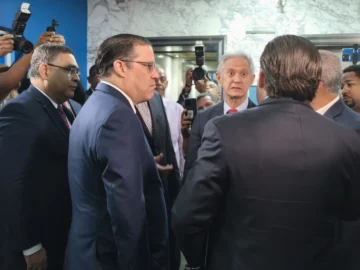 Comisión del gobierno llega a Funglode enviada por Abinader para reunirse con Leonel Fernández