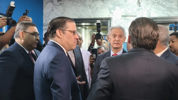 Comisión del gobierno llega a Funglode enviada por Abinader para reunirse con Leonel Fernández