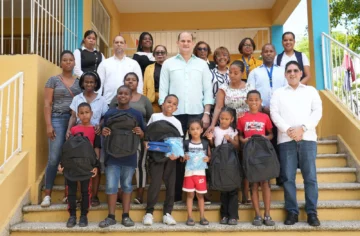 INABIE entrega útiles escolares a estudiantes afectados por las lluvias