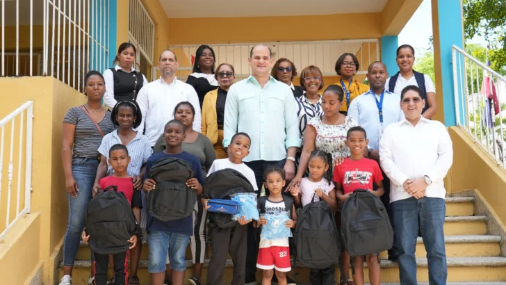 INABIE entrega útiles escolares a estudiantes afectados por las lluvias