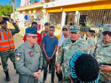 Jefe de la Fuerza Aérea y autoridades provinciales supervisan operativos de limpieza y recuperación de zonas afectadas en Puerto Plata