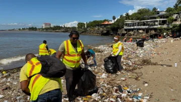 Voluntarios de Medio Ambiente se unen a jornada de limpieza en la playa Montesinos