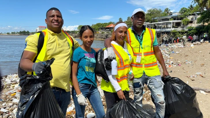 Voluntarios realizan jornada de limpieza en playa Montesinos y recolectan más de 300 fundas de desechos Voluntarios realizan jornada de limpieza en playa Montesinos y recolectan más de 300 fundas de desechos