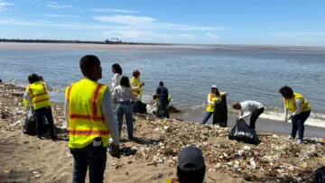 Voluntarios realizan jornada de limpieza en playa Montesinos y recolectan más de 300 fundas de desechos