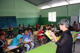  Leibi Ng, compartiendo una lectura con niños.