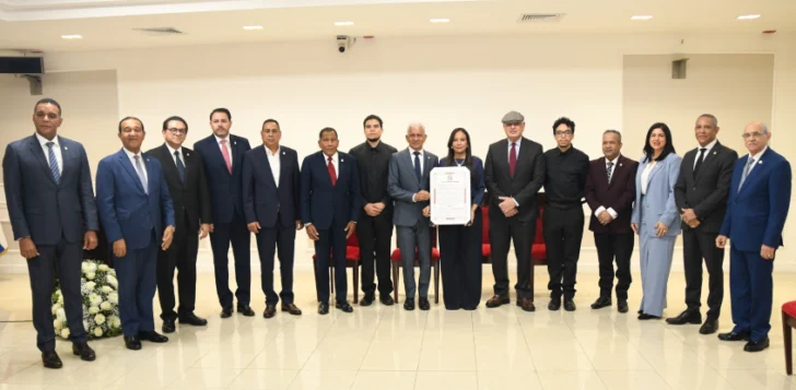 Los-senadores-entregan-resolucion-de-homenaje-postumo-a-familia-de-Rene-Fortunato-728x357