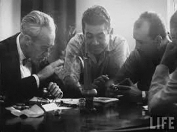 Momento-en-que-Caamano-y-la-delegacion-dominicana-buscaban-con-la-OEA-y-los-representantes-de-los-Estados-Unidos-una-salida-negociada-al-conflicto-de-abril-de-1965.-jpg-728x542