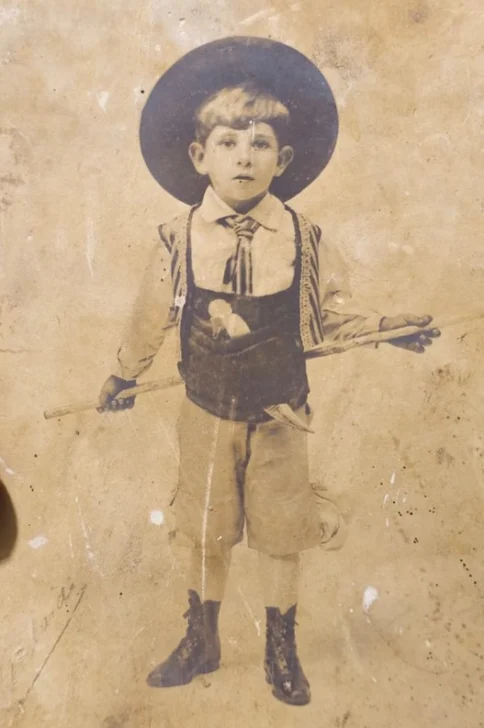 Nieto-de-los-Baez-Lavastida.-Posiblemente-Cesar-Augusto-Baez-Gonzalez.-Nacido-en-1902.-Coleccion-Duleidys-Rodriguez-484x728