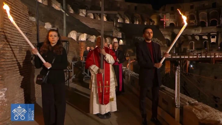 León XIV recupera la tradición de portar la cruz en multitudinario viacrucis en el Coliseo