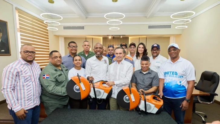 United Petroleum dona equipos de rescate a bomberos del corredor turístico del Este United Petroleum dona equipos de rescate a bomberos del corredor turístico del Este