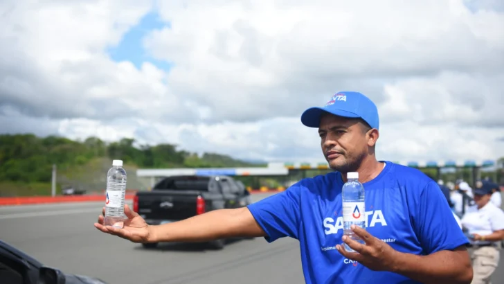 CAASD distribuye botellas de agua en peajes del Gran Santo Domingo por Semana Santa CAASD distribuye botellas de agua en peajes del Gran Santo Domingo por Semana Santa