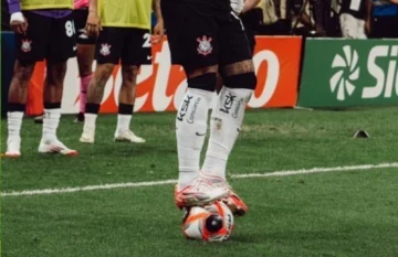 Sancionarán a futbolistas que se paren sobre el balón Sancionarán a futbolistas que se paren sobre el balón